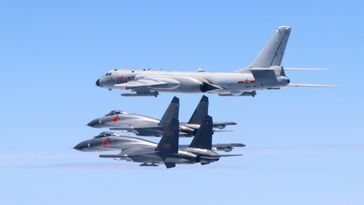 Ein chinesischer H-6-Bomber wird von Kampfjets begleitet. Bild: www.globallookpress.com / Li Gang