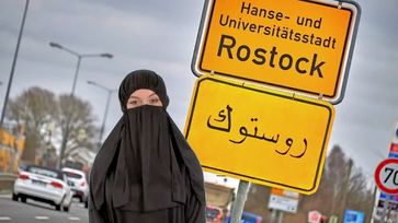 Islamisierung: Ortstafel der Hansestadt Rostock auf Arabisch.