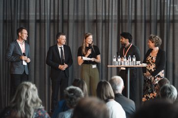 Fabian Stankewitz (Verbandsgemeindebürgermeister in der Westlichen Börde), Thorsten Frei (Chef des Bundeskanzleramtes), Lisa Klein (Leiterin der Allianz der Gestalter bei ProjectTogether), Milad Tabesch (Initiator von Ruhrpott für Europa), Diana Pretzell (Erste Bürgermeisterin der Stadt Mannheim) (v.l.n.r.) (2025) Bild: ProjectTogether gGmbH Fotograf: Marlene Charlotte Limburg