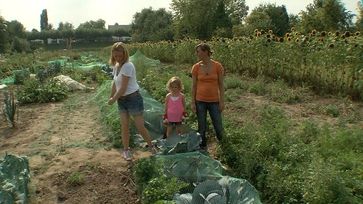 Sandra Ramers ist Managerin in der Begleitungsbranche. Die Beraterin hilft ihr in Gartenfragen. Bild: ZDF und Marc Nordbruch