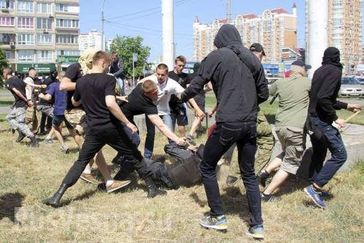 Mitglieder des Rechten Sektors greifen "anders Denkende" an