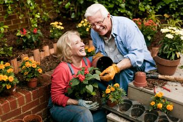 Ade hektischer Alltag: Gartenarbeit kann ein toller Ausgleich sein. Jedoch kann die Pflege von Beeten und Co. auch belastend für den Rücken und die Gelenke sein.