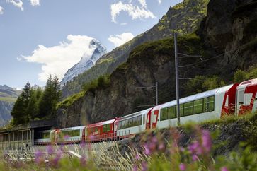 Der Glacier Express startet seine achtstündige Fahrt nach St. Moritz am Fuße des Matterhorns.  Bild: "obs/3sat/ZDF/SRF/Mediafisch"