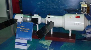 Modell des Nachfolgers Tiangong 2 (rechts) mit angedocktem Shenzhou-Raumschiff (links)