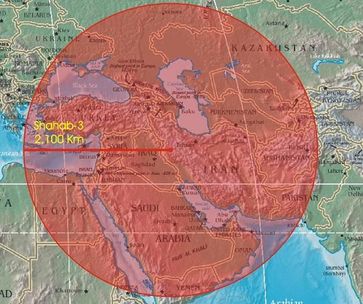 Reichweite der Shahab 3, eine weiterentwickelte nordkoreanische Mittelstreckenrakete, die sowohl militärisch als auch in einer erweiterten Version (Safir) für die iranische Weltraumorganisation Verwendung findet. Bild: wikipedia.org