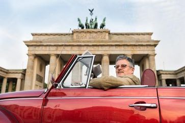 Historiker Christopher Clark ist auf seiner Reise durch die deutsche Geschichte vor dem Brandenburger Tor in Berlin angekommen. Bild: "obs/ZDF/ZDF/Harry Schnitger"