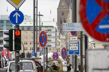 Schilderwald in Hamburg: Wer soll diese Verkehrszeichen auf Anhieb erfassen können?  Bild: ADAC