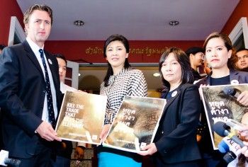 WWF übergibt Petition an Thailands Premierministerin Yingluck Shinawatra. Bild: WWF Thailand