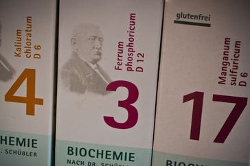 Schüssler Salze gehören zu den alternativen Heilmethoden und kommen heute zur naturheilkundlichen Behandlung verschiedener Beschwerdebilder zum Einsatz.