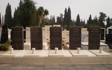 Grabstätten von fünf der Opfer auf dem Friedhof von Kiryat Shaul in Tel Aviv/Israel