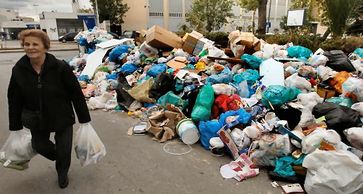 Müllberge durch Sparmaßnahme der EU und Weltbank: 10.000 griechische Müllmänner eingespart...