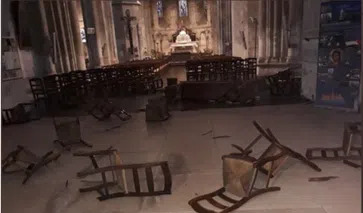 Die Basilika kurz nach dem Anschlag. Bild: twitter.com/CatholicArena/UM/Eigenes Werk