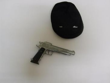 Sichergestellte Pudelmütze und Spielzeugpsitole. Bild: Polizei Marburg-Biedenkopf