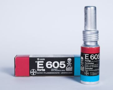 Parathion  oder auch E 605 forte - Ein Gift das in großen Mengen von Bayer hergestellt wird.