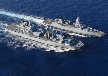 Der Einsatz-und Ausbildungsverband 2008 trifft im Mittelmeer die Fregatte HESSEN und führt ein RAS-Manöver durch.