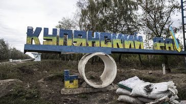 Mit ukrainischen Nationalfarben übermalte Stele an der Einfahrt nach Kupjansk (Symbolbild) Bild: Gettyimages.ru / Anadolu Agency