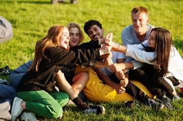 Junge Erwachsene denken beim Summercamp der Zeppelin Universität darüber nach, wie es nach der Schule weitergeht.