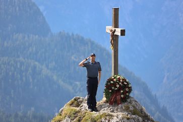 Am 20. September 2020 wurde am Gipfelkreuz des Pfaffenkegels ein Kranz zum Gedenken an alle verstorbenen Zöllnerinnen und Zöllner niedergelegt Bild:Zoll