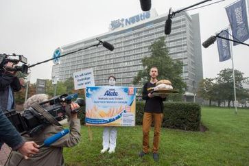 foodwatch-Aktivisten versuchen an der Nestlé-Zentrale in Frankfurt den Negativpreis "Goldener Windbeutel" für die dreisteste Werbelüge des Jahres zu überreichen. Bild: "obs/foodwatch e.V./Petra Welzel"