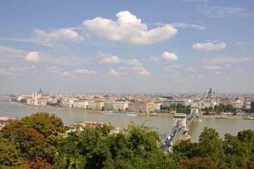 Blick auf Pest von Buda aus gesehen