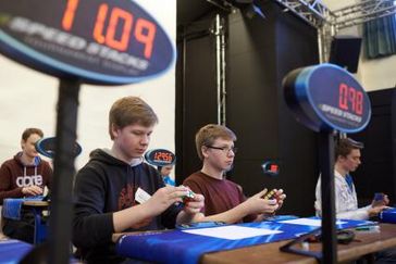 Deutsche Speedcubing Meisterschaft 2013 in Düsseldorf (23. und 24. November). Die 15jährigen Zwillinge Sebastian und Philipp Weyer (neuer Deutscher Meister, rechts im Bild). Bild: JUMBO Spiele GmbH