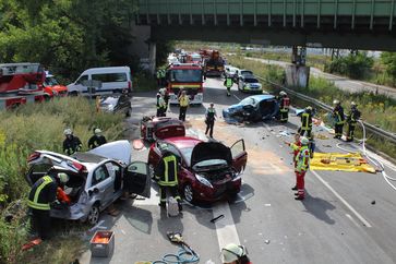 Die Unfallstelle mit den drei völlig zerstörten Fahrzeugen Feuerwehr Dortmund (ots)