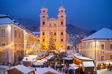 Advent in Mondsee mit Perchten, Christbäumen im See und viel Vorfreude auf das Weihnachtsfest