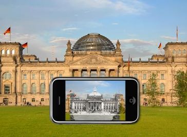 Die Software wird dazu auf einem handelsüblichen iPhone oder einem Ultra Mobile PC (UMPC) aufgespielt. Dessen Kamera dient als Medium, um in die Vergangenheit zu gelangen. Das im Display angezeigte Bild einer gerade betrachteten Sehenswürdigkeit wird nahtlos mit historischen Fotografien und Erläuterungen überblendet. Bild:  obs/Fraunhofer IGD
