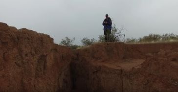 Bild: Screenshot Youtube Video "Drone video of a fresh earth fissure in Tator Hills, Pinal County, Arizona"