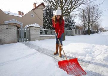 So schön und romantisch die weiße Landschaft ist, sie macht auch viel Arbeit. Denn bei Schnee und Eis gibt es genaue gesetzliche Vorgaben, wie und wann Wege geräumt werden müssen. Nicht jeder weiß darüber genau Bescheid. Bild: CosmosDirekt