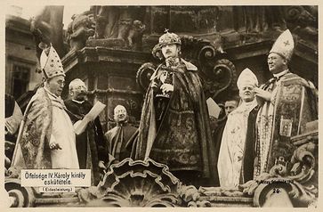 Eidesleistung Karls IV. als König von Ungarn an der Dreifaltigkeitssäule vor der Matthiaskirche (Budapest, 30. Dezember 1916)