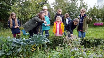 Lehrerin Carolin Rückert im Schulgarten der "Draußenschule" Ladenburg. / Bild: "obs/ZDF/ZDF/Alexandra Hostert"