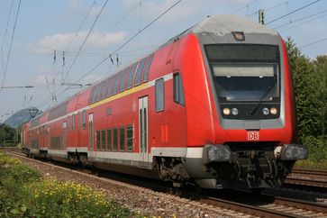 Rhein-Erft-Bahn vor dem Unkeler Bahnhof auf der Rechten Rheinstrecke