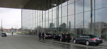 Fahrdienst des Deutschen Bundestages vor dem Paul-Löbe-Hauses