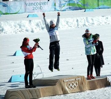 Marit Björgen feiert olympisches Gold nach dem Sprintwettbewerb in Whistler 2010