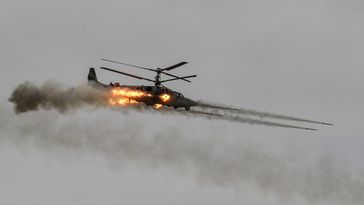 Ein Ka-52-Kampfhubschrauber feuert seine Raketen ab. Bild: Gettyimages.ru / SOPA Images