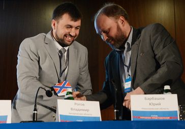 Wladimir Rogow (re.) mit dem derzeitigen Oberhaupt der Volksrepublik Donezk Denis Puschilin (li.) während eines Treffens der Abgeordnetengruppe "Donezk 2014" am 24.05.2014. Bild: Natalja Seliwerstowa / RIA Nowosti / Sputnik