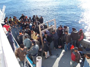 Bootseinwanderer im Mittelmeer bei Lampedusa
