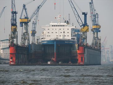 Blohm + Voss Dock 10 im Hamburger Hafen. Bild: GeorgHH / wikipedia.org