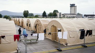 Ein Flüchtlingslager auf dem US-Luftwaffenstützpunkt Ramstein.  Bild: www.globallookpress.com / Uwe Anspach