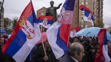 Serben protestieren am 6. November 2022 in Kosovska Mitrovica gegen die Entscheidung der Regierung in Pristina über Autokennzeichen. Bild: Gettyimages.ru / Ferdi Limani