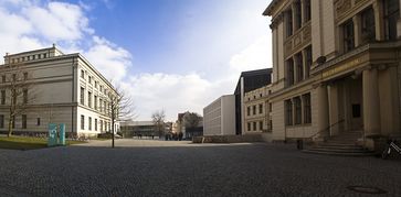 Martin-Luther-Universität Halle-Wittenberg: Universitätsplatz mit Löwengebäude, Audimax, Juridicum und Melanchthonianum