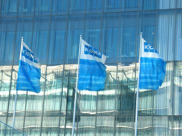 Flaggen vor dem Kone Hauptquartier in Espoo