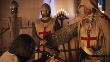 Das geheime Aufnahmeritual: Beim Eintritt in den Templerorden verzichten die Ritter auf eigenen Besitz. Bild: ZDF Fotograf: Michael Gahut