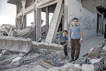 Gazastreifen, Gazastadt: Zwei Jungen spielen in den Ruinen eines zerstörten Hauses, nach dem Krieg im Sommer 2014, Bild: "obs/SOS-Kinderdörfer weltweit/Hermann-Gmeiner-Fonds/Bjorn-Owe Holmberg"