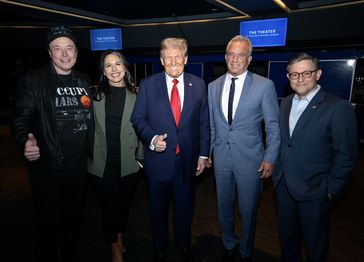 Elon Musk neben Tulsi Gabbard, Donald Trump, Robert F. Kennedy Jr. und Mike Johnson (v. l. n. r.) (2024)
