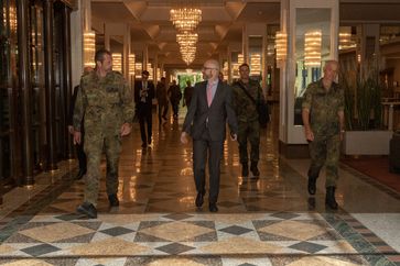 Auf dem Weg zu den in vorsorglicher Quarantäne befindlichen Soldaten. Dr. Peter Tauber, parlamentarischer Staatssekretär, mit dem stellvertretenden Inspekteur der Streitkräftebasis, Generalleutnant Jürgen Weigt (re.) und Oberstleutnant  Matthias Ott (li.). Bild: Bundeswehr