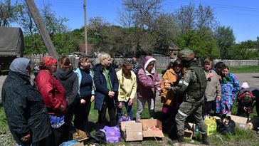 Russischer Soldat verteilt humanitäre Hilfsgüter an Bewohner eines Dorfes im Gebiet Charkow. Ukraine, 5. Mai 2022