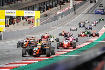 Niklas Krütten (#4) liegt an der Tabellenspitze der ADAC Formel 4, 4. + 6. Lauf Red Bull Ring 2019 Bild: "obs/ADAC/Tim Upietz"