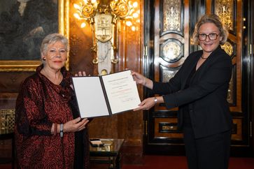 Staatsrätin Frau Almut Möller überreicht das Bundesverdienstkreuz 1. Klasse an Katrin Rohde im Kaisersaal des Hamburger Rathauses.  Bild: "obs/AMPO International e.V./Tom Novak, kontakt@tomnovak.de"